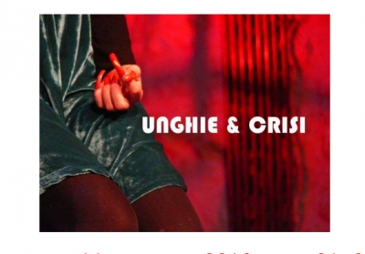 "Unghie &amp; Crisi". Spet&agrave;culu de g&eacute;neri e "videu-mapping".