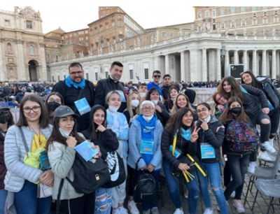 Is pipius de is orat&ograve;rius de Serrenti e Seddori a s&rsquo;at&ograve;biu de su Papa cun is piciocus in pratza de Santu Pedru in Roma
