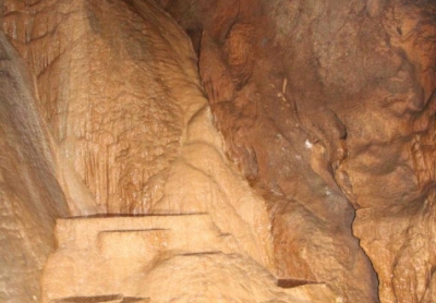 Fr&ugrave;mini Majori. De su tres de mesi de argiolas torrant a oberri a is turistas is grutas de Su Mannau