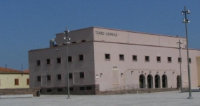 S'&uacute;rtimu  at&oacute;biu cun sa stagioni de prosa e de dantza, Cedac portat in scena "Tre sull'altalena"